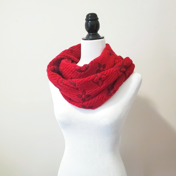 *SOLD* LOUIS VUITTON logmania scarf - Picture 2 of 13